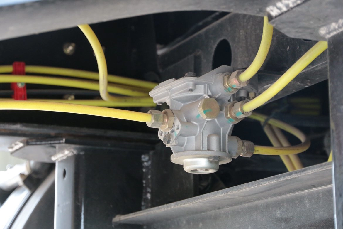 Close-up of WABCO brake valve on Kales 13M Curtainsider semi-trailer.