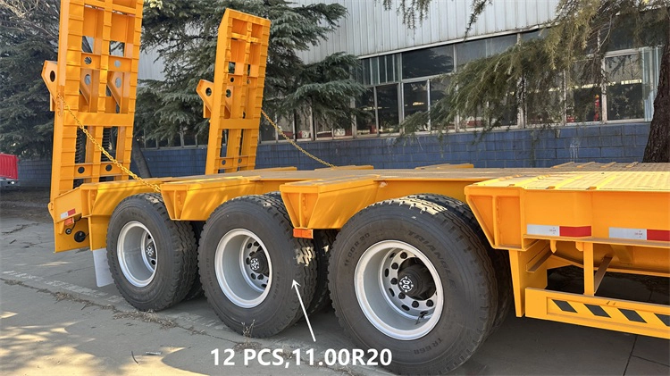 Working platform of lowbed trailer