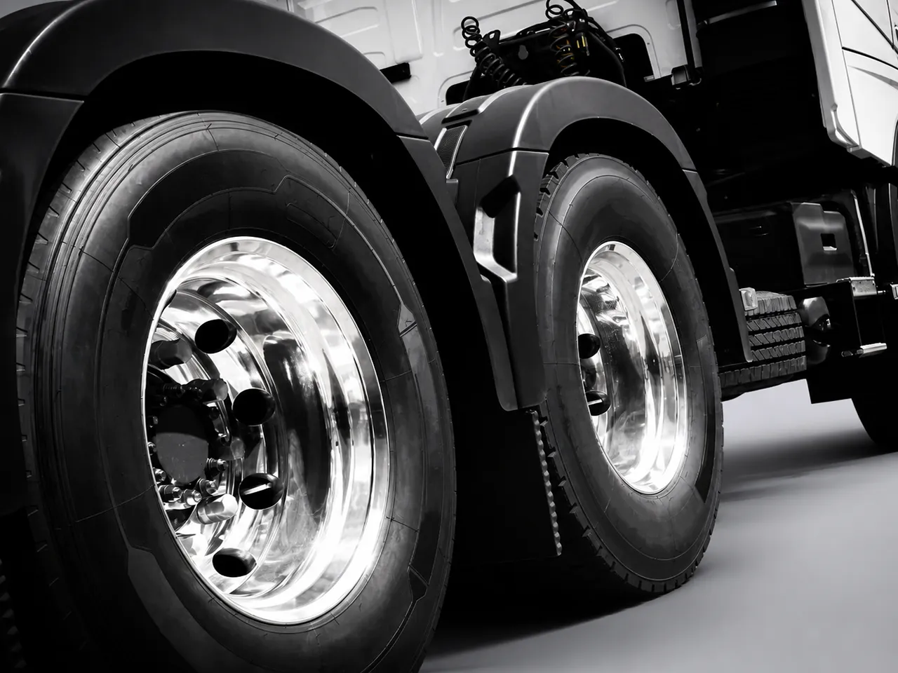 Semi-Trailer Tire & Wheel Selection Guide: 12R22.5 vs 295/80R22.5, Steel vs Aluminum