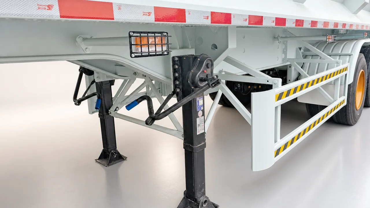 V-shaped landing gear bracing detail on a semi-trailer front support structure
